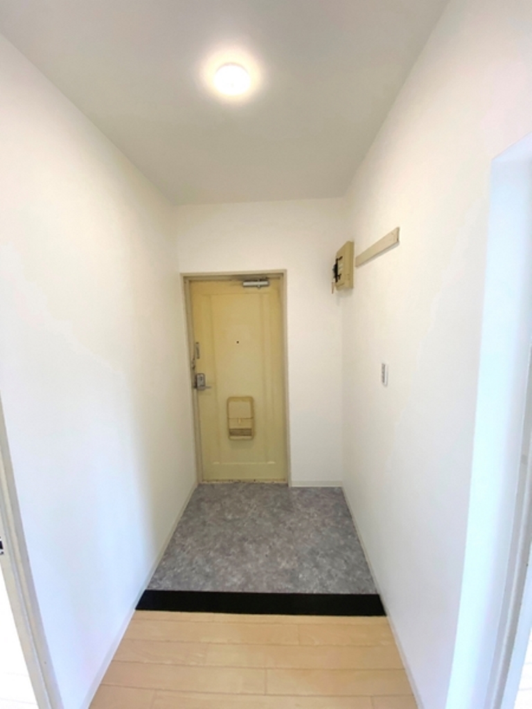 グランデール栄B棟 201号 玄関